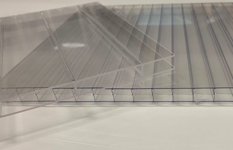 Transparente Kunststoffplatten in verschiedenen Größen.